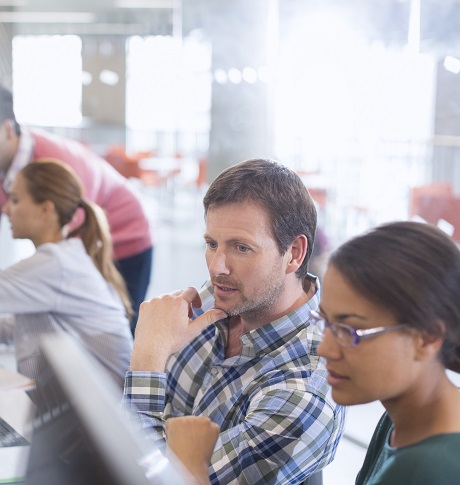 Två kollegor framför dator