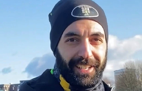 Arash med mössa på