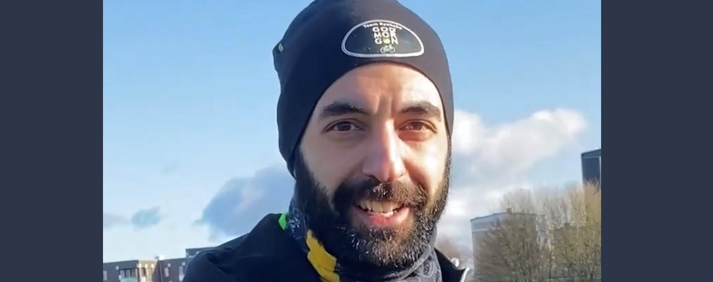 Arash med mössa på