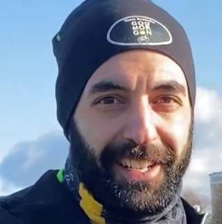 Arash med mössa på