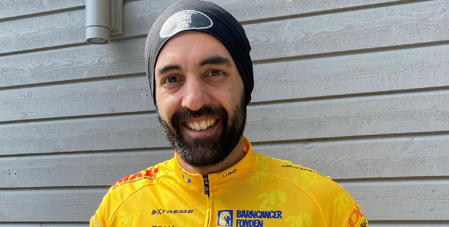 Man med gul tröja