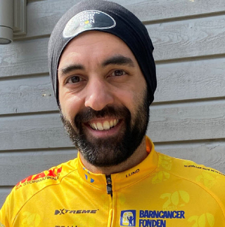 Man med gul tröja