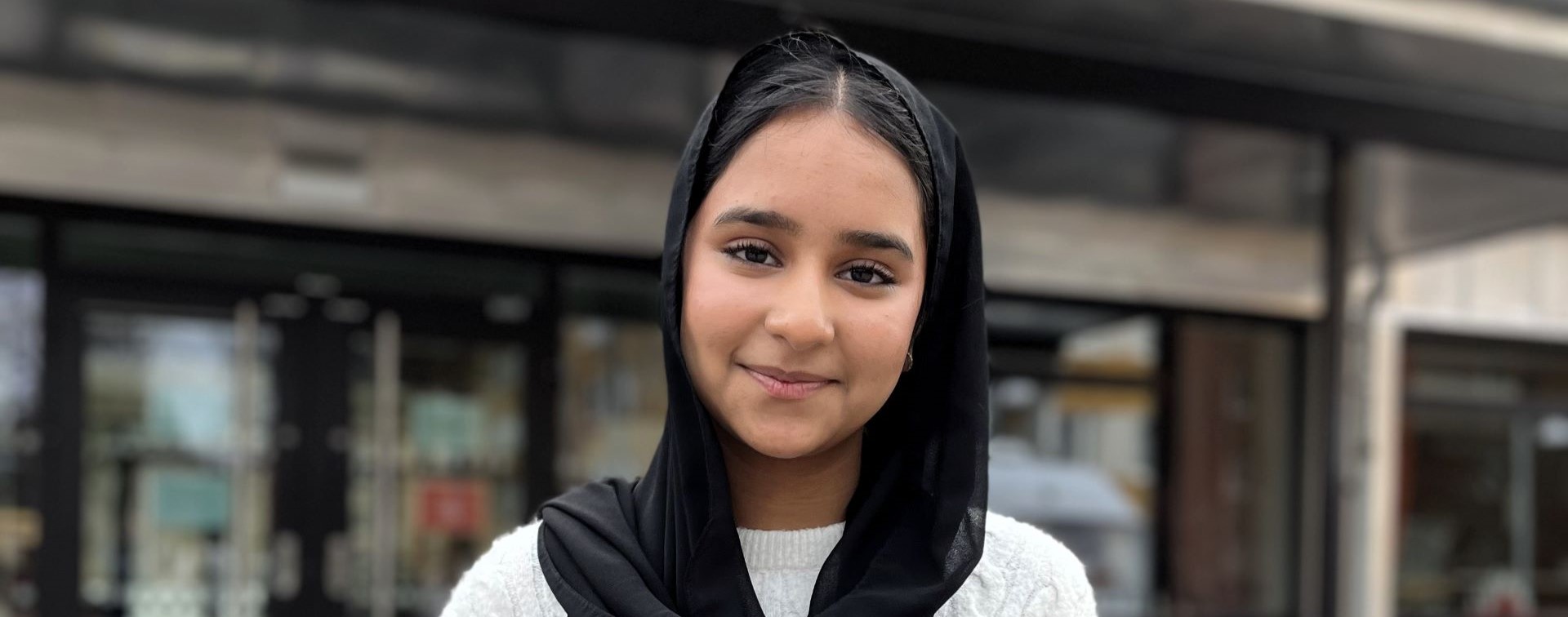 Chashman utanför skolan