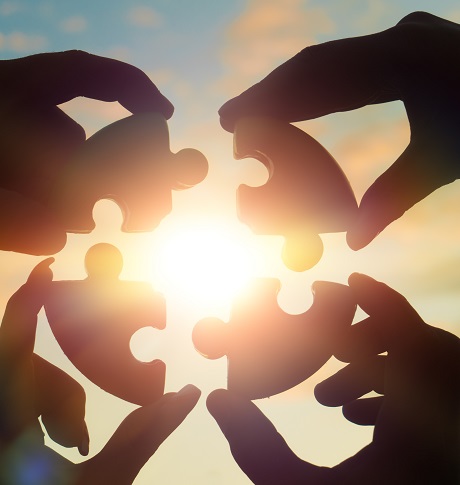 Händer i cirkel som en pusselbit